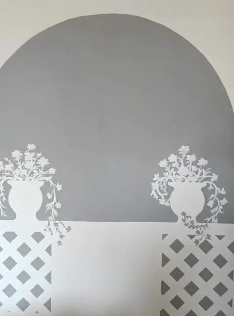 Arco con vasi di fiori e grate, decorazione murale