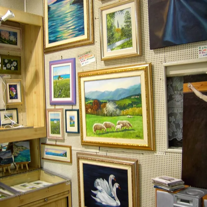 Un'altra parete dell'atelier di Maria Calia, con i quadri e i cigni